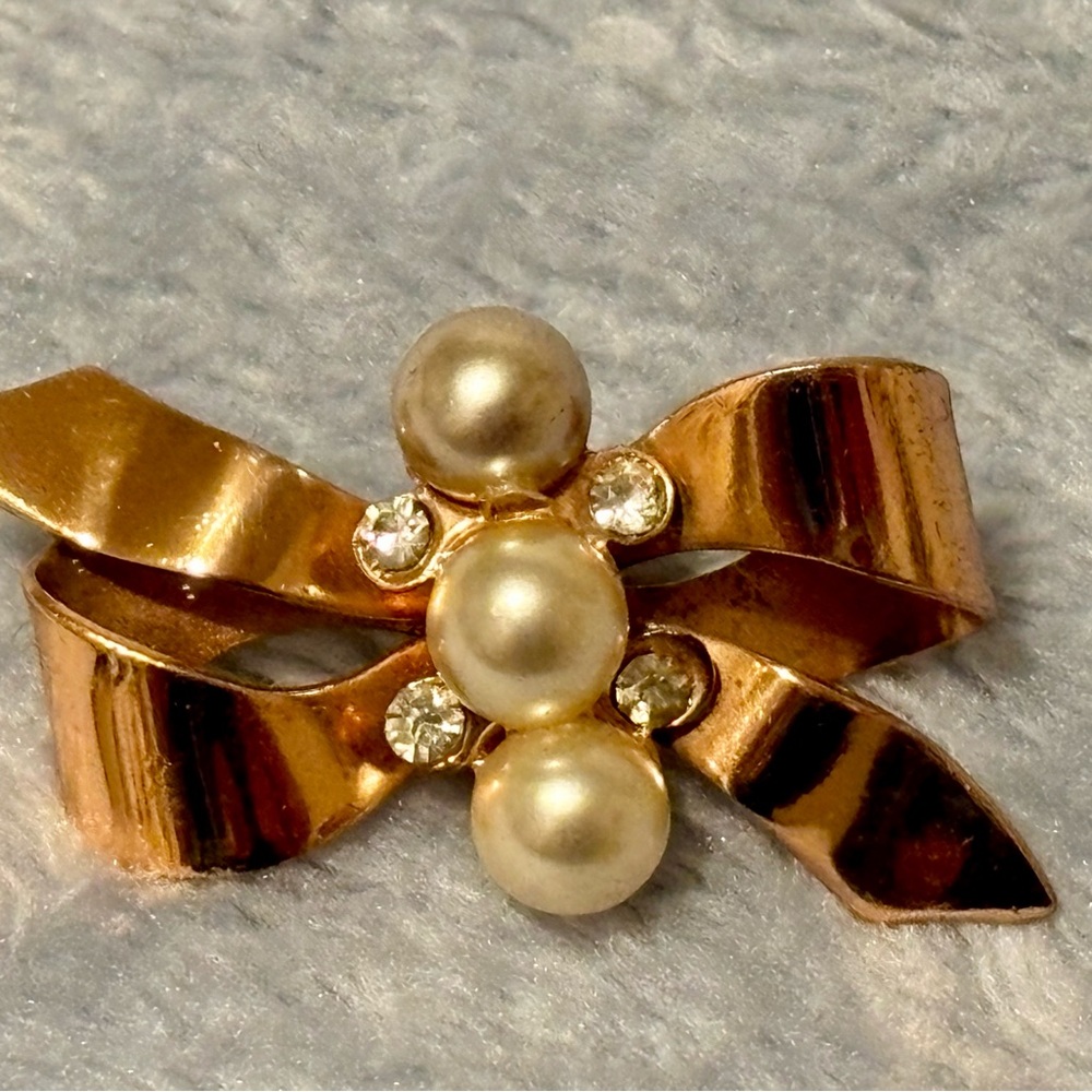 Vintage small gold tone Bow brooch with faux pearls